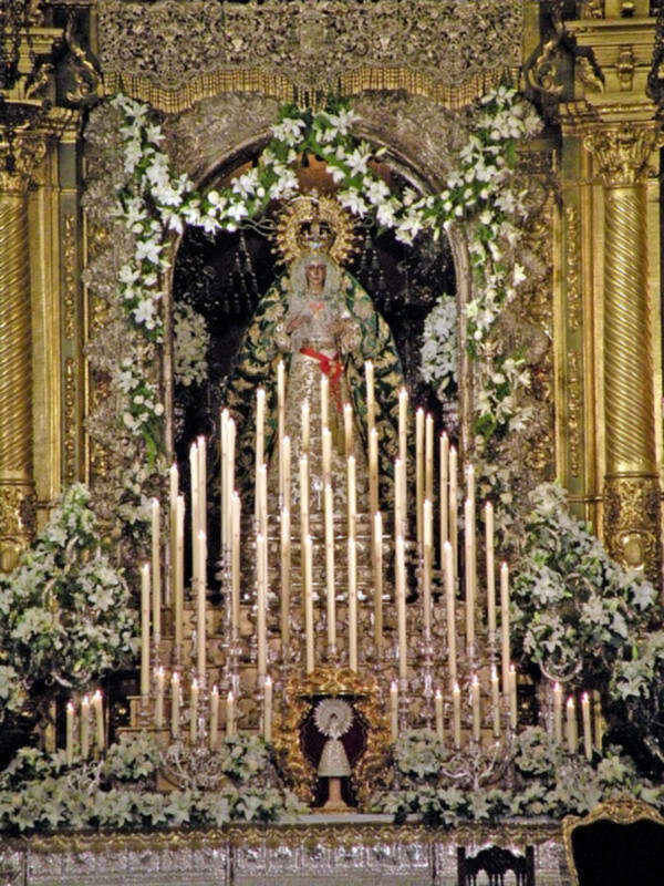 Sevilla. Altar florido en los cultos de Septenario de la Macarena.