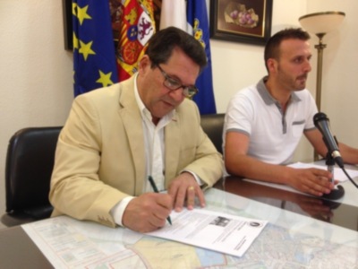 Antonio Peña y Javier Díaz hacen partícipes a trabajadores municipales y ciudadanía del éxito histórico de las banderas azules(Chipiona) 