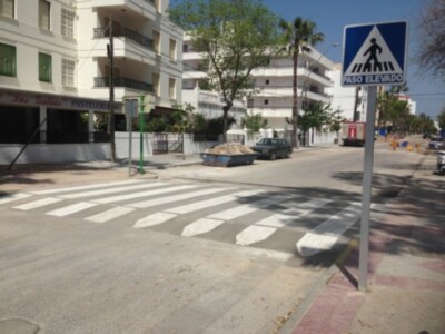 El Ayuntamiento instala pasos de peatones elevados en puntos de la población de especial intensidad de tráfico o peligrosidad(Chipiona) 