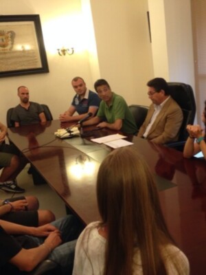 Nueve jóvenes reciben certificados acreditativos de su periodo de prácticas en diferentes departamentos del Ayuntamiento.(Chipiona) 