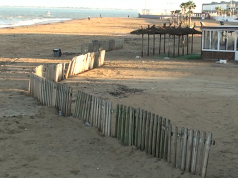 Chipiona instala tres kilómetros de retenedores en las playas para minimizar la pérdida de arena por los temporales 
