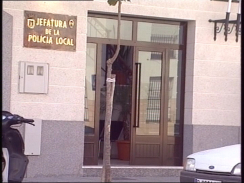La Policía Local detuvo esta madrugada a dos vecinos de Chipiona como presuntos autores de un robo con fuerza en una vivienda. 