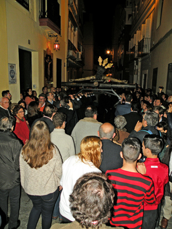Sevilla.  El Cristo de la Salud de la Carretería procesionó en Viacrucis por su barrio del Arenal.