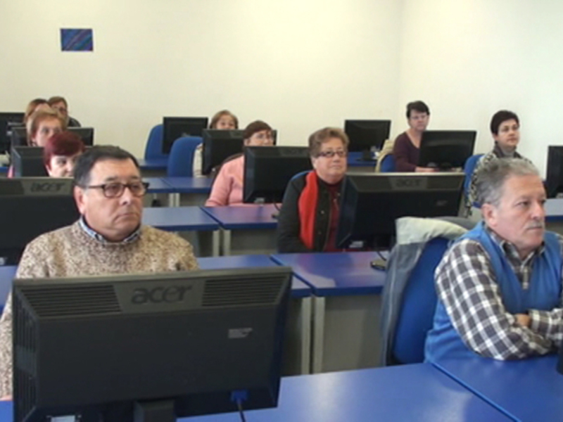 30 personas participan en dos nuevos cursos de nuevas tecnologías para mayores de 50 años. 