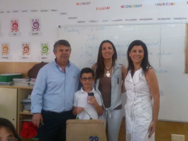La Diputada de Igualdad entrega al alumno Daniel Ruiz Cabo su premio del certamen Mi familia Igualitaria(Chipiona)