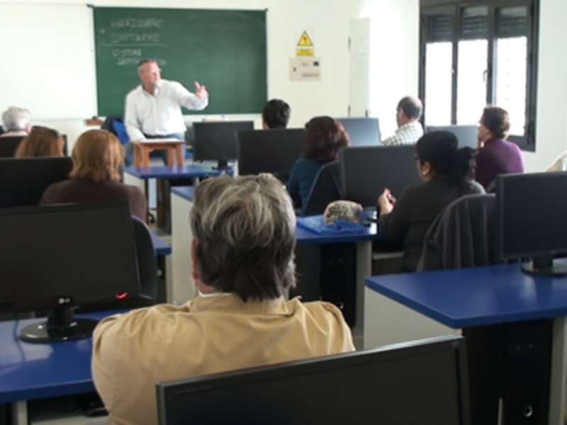 Concluye el noveno de los diez cursos en nuevas tecnologías para mayores de 50 puestos en marcha para 2015(Chipiona) 