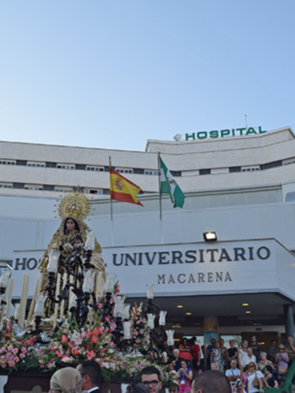 Sevilla. La  Reina de San Leandro procesionó en la barriada sevillana de la Huerta del Carmen.