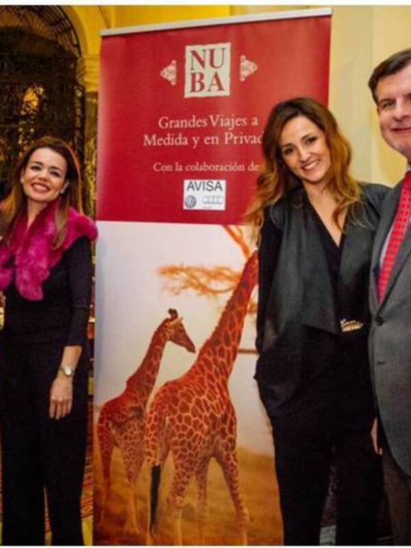 NUBA Sevilla acogió anoche en su reinaugurada tienda de viajes tailor made, ubicada en el patio de la emblemática Casa Palacio Conde de Casa Galindo,el cóctel de presentación de su nuevo Catálogo 2016, con exclusivas propuestas y últimas tendencias en via