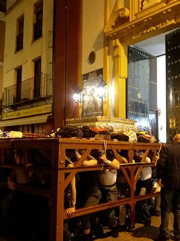 La histórica cofradía de Los Panaderos guarda su paso hasta el próximo año.