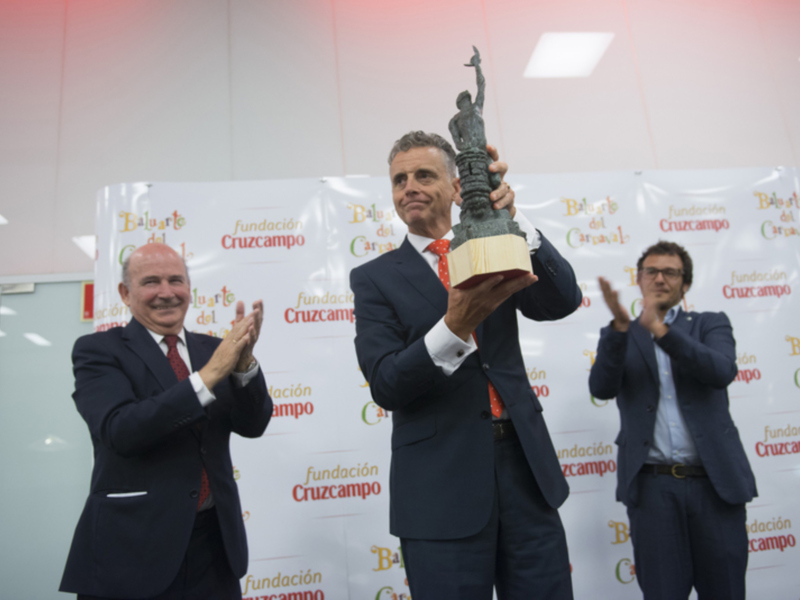 FUNDACIÓN CRUZCAMPO ENTREGA EL PREMIO   BALUARTE DEL CARNAVAL 2016 A RAFAEL “FALY” PASTRANA    