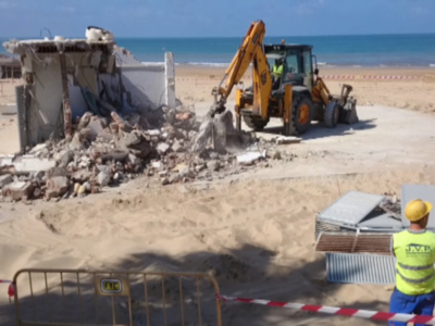 Costas concluye el derribo del chiringuito El Sardinero a falta de la losa de hormigón