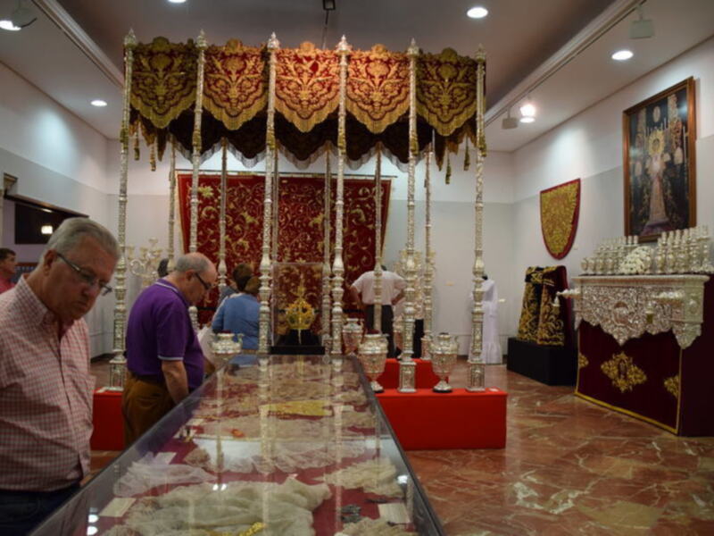 Exposición en el Mercantil de Sevilla “Una devoción Coronada”