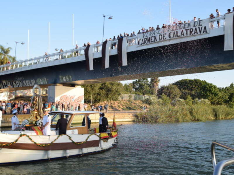 Fiesta en el rio Guadalquivir por la procesión del Carmen de Calatrava