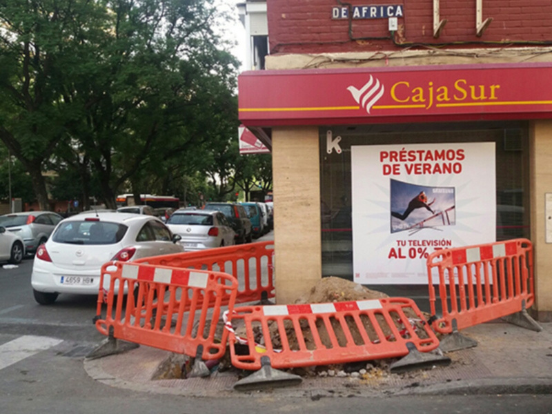 Atención PELIGRO OBRAS en calle Virgen de África.