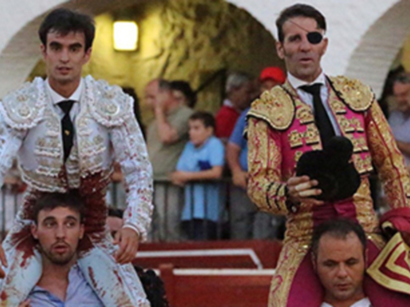 Padilla y Lagartijo por la puerta grande de Almadén con tres trofeos cada uno. El Cordobés sin suerte en el sorteo se fue de vacío.