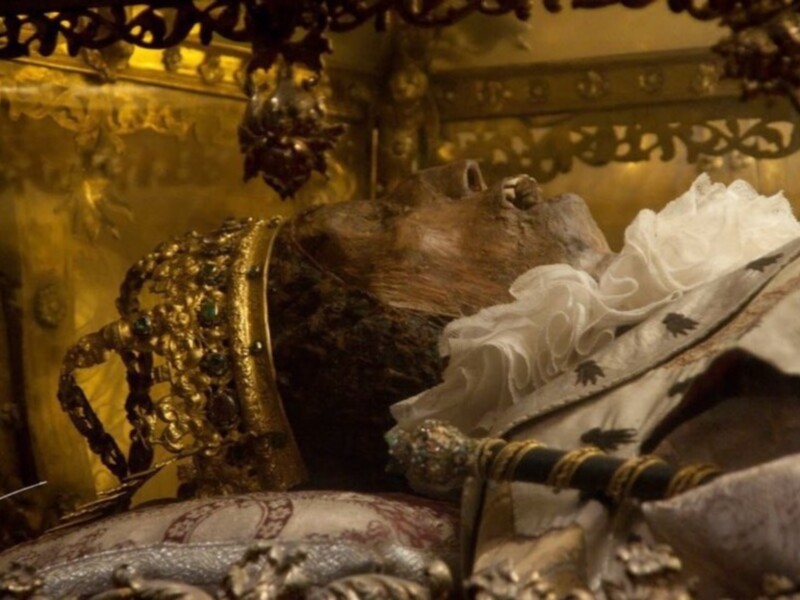 Tras la Octava de la patrona ha sido expuesto a la veneración de los fieles el cuerpo del Rey San Fernando.