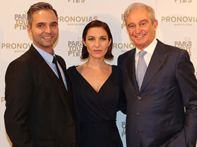 Josephine de la Baume, radiante en la apertura de la nueva Flagship Store  Parisina de PRONOVIAS