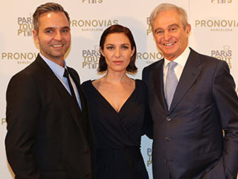 Josephine de la Baume, radiante en la apertura de la nueva Flagship Store  Parisina de PRONOVIAS