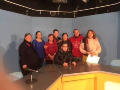 Alumnos del Centro de adultos realizan en Radio Chipiona lecturas de Caballero Bonald por su noventa aniversario