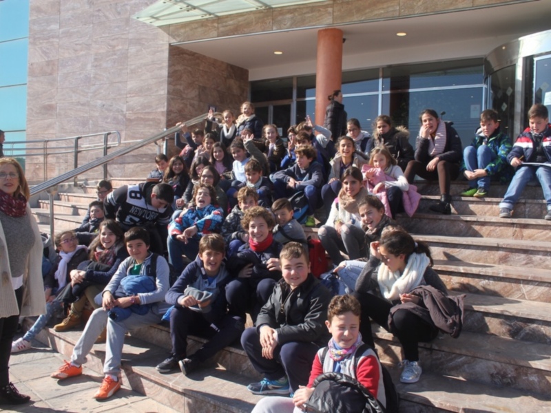 46 niños del Colegio Luis Cernuda visitan el Hospital Nisa Sevilla Aljarafe para conocer la medicina del siglo XXI