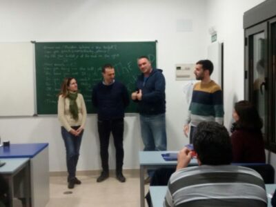 Trabajadores de chiringuitos aprenden inglés básico para hostelería gracias a un curso de la asociación de chiringuitos