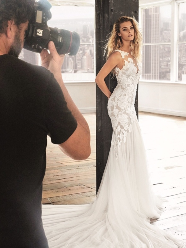 En un reportaje de la revista HOLA, Nina Agdal luce nuesvas propuestas de la colección Atelier PRONOVIAS 2018