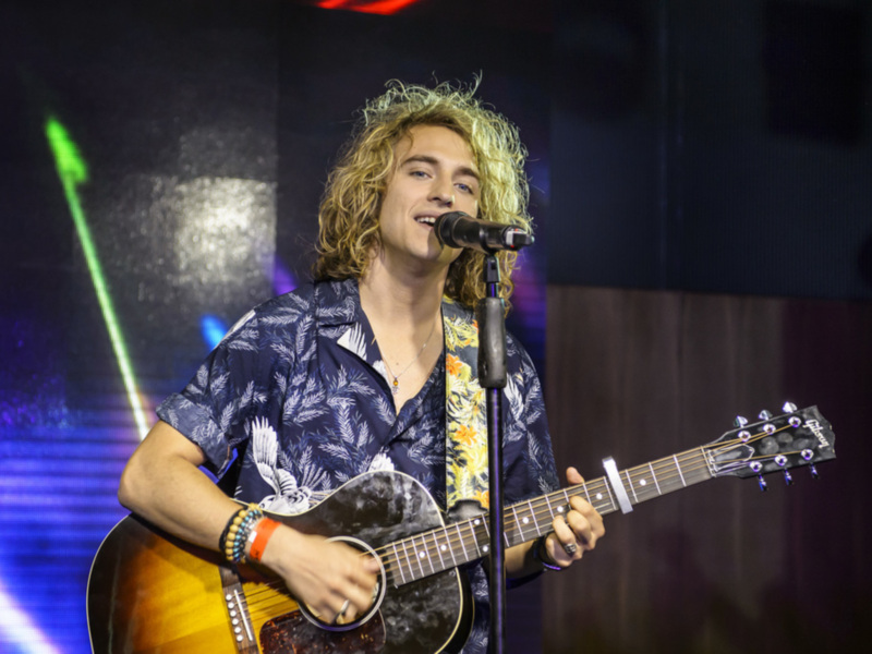 Manel Navarro actúa en el Euroclub de Kiev y canta a dueto con la británica Lucie Jones