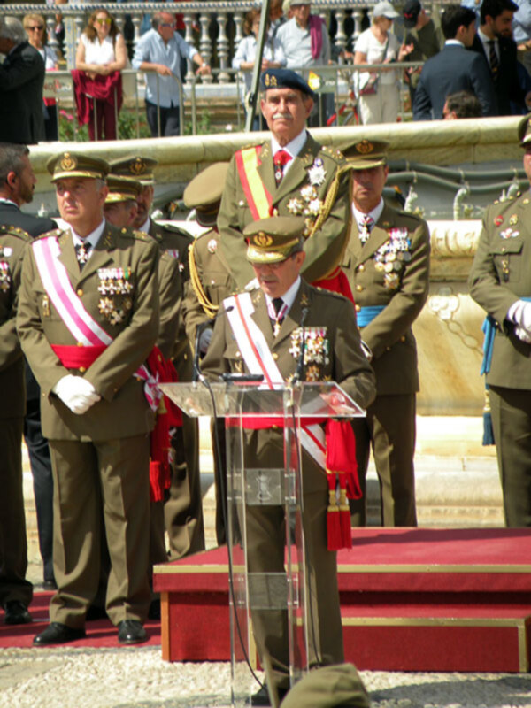 Jura civil en la plaza de España de Sevilla.