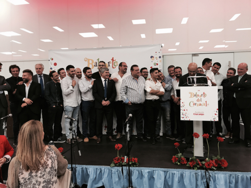 El comparsista chipionero Javi Ramírez participa en la entrega del premio Baluarte del Carnaval a Pepe Martínez