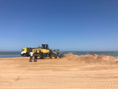 Playas comienza en La Cruz del Mar y Camarón-La Laguna la adecuación de la arena para la temporada estival