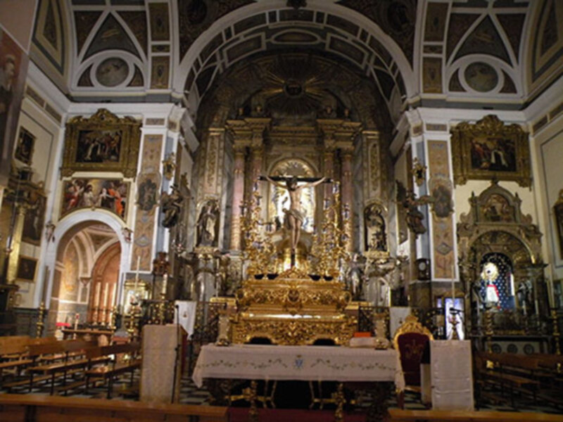 El paso de la hermandad de San Bernardo a los pies del crucificado de los Desamparados de Martínez Montañés