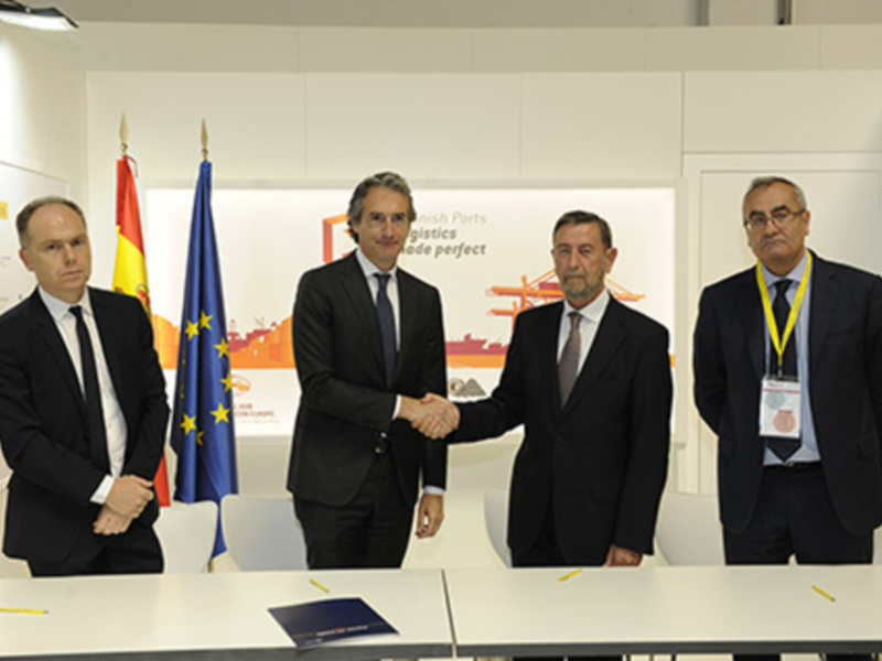 De la Serna preside la firma de un convenio que contempla la ejecución del acceso directo al puerto de Sevilla