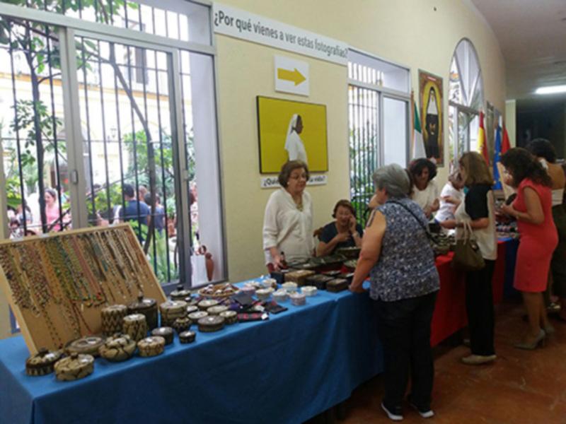 Exposición fotográfica sobre Filipinas en el Colegio Santa Ana
