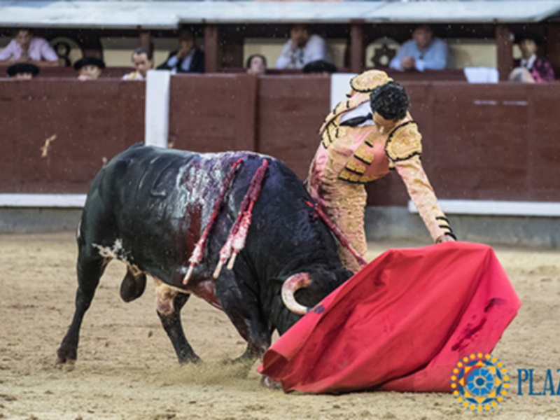 Iván Vicente corta una oreja a un sobrero de Cortijo de la Sierra
