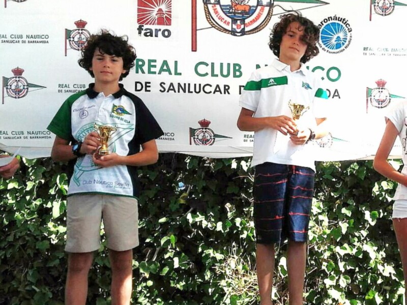 La flota sevillana de la clase Optimist brilla en aguas de Sanlúcar
