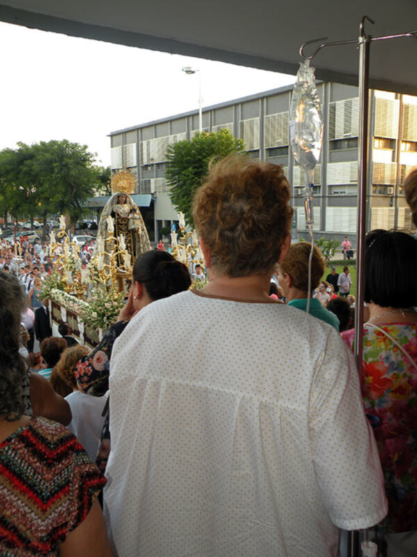 El barrio sevillano de la Huerta recibió a la Virgen del Carmen de San Leandro.