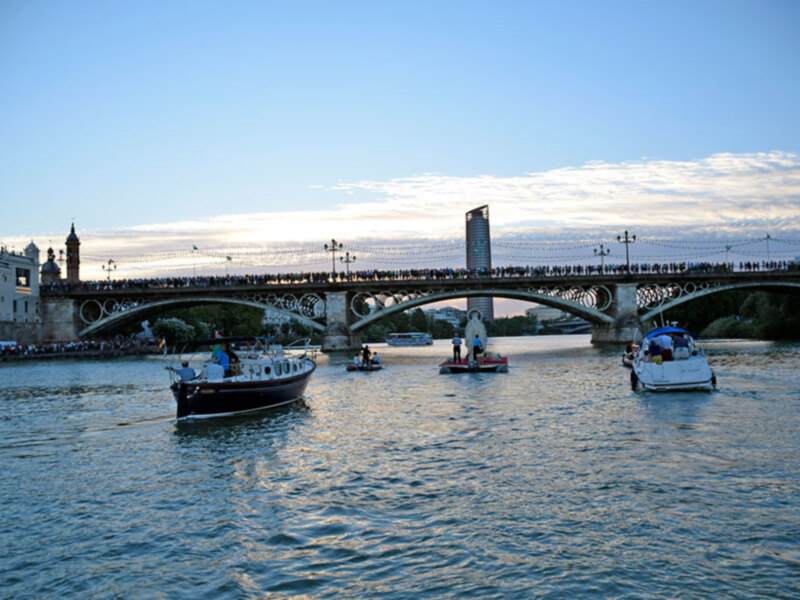 El  arrabal Trianero siguió la procesión  fluvial y terrestre del Carmen del Puente de Triana.