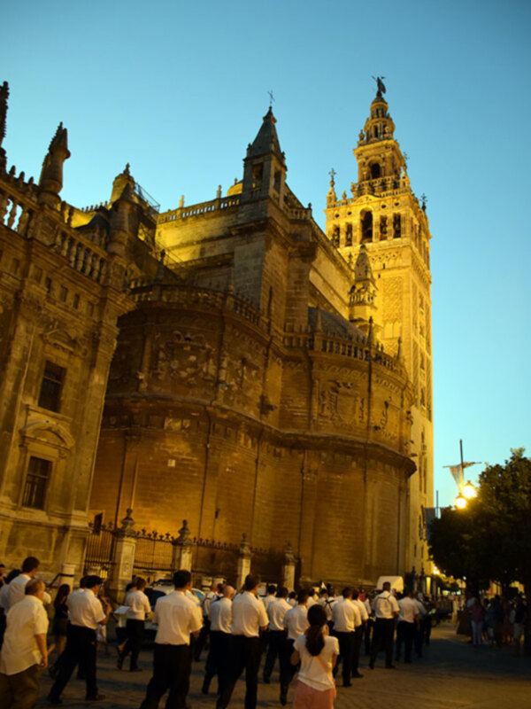 La Sinfónica anunció el bando de la procesión de la Virgen de los Reyes