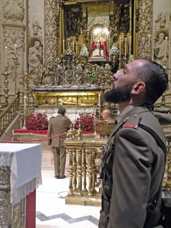 Tras los cultos a la patrona hispalense ha sido expuesto a la veneración de los fieles el cuerpo del Rey San Fernando.