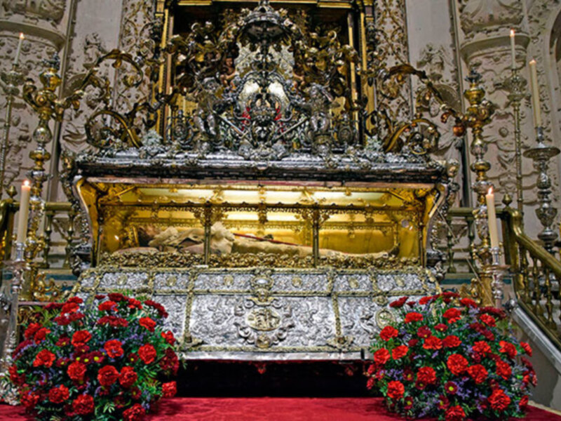 La exposición del cuerpo de San Fernando pone fin a los cultos de la Virgen de los Reyes.