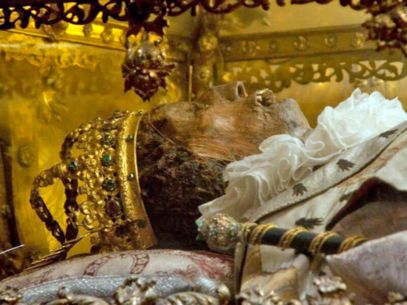 Tras los cultos a la Patrona  de Sevilla y su Archidiócesis ha sido expuesto a la veneración de los files  el cuerpo incorrupto del Rey San Fernando