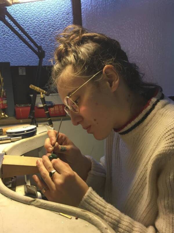 Cristina Junquero trabaja en la creación de su propia marca de joyería