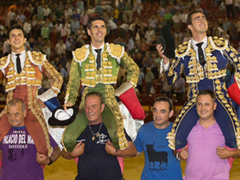 Roca Rey corta un rabo y sale a hombros con Fandi y Talavante en una gran tarde de toros en Murcia