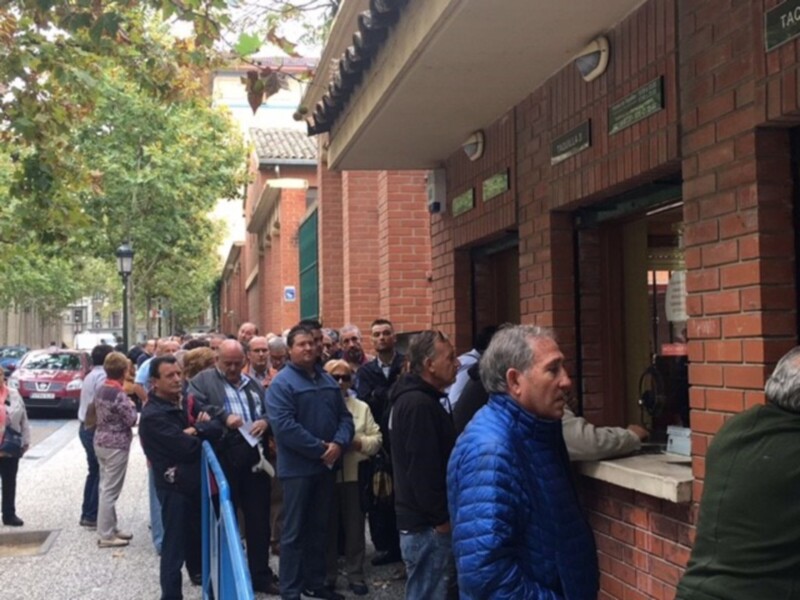 Récord de abonados en Zaragoza y largas colas en taquillas