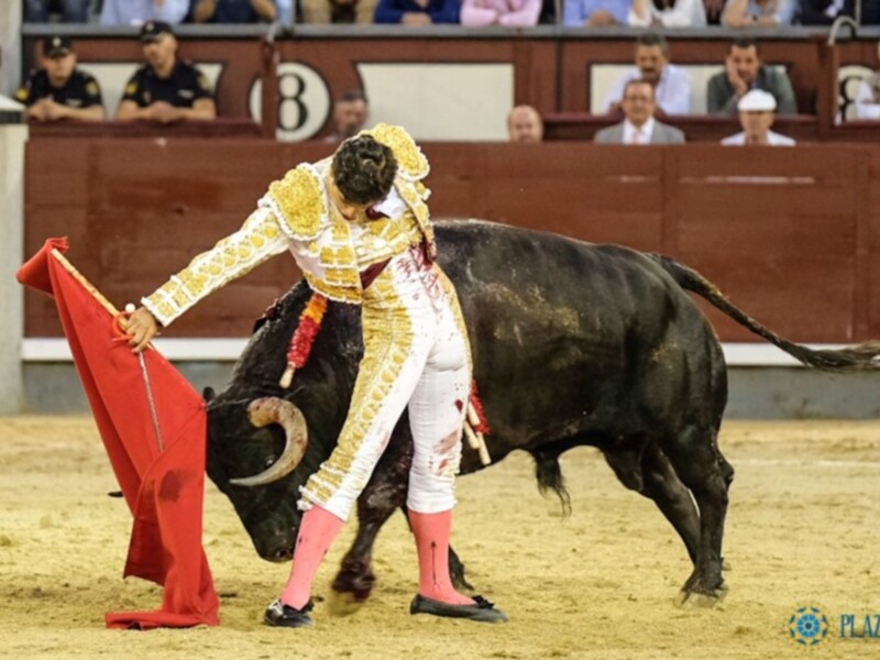 Paco Ureña corta una oreja en la antepenúltima de la Feria de Otoño