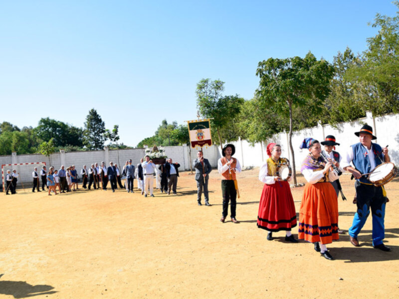 La Patrona de Cantabria procesionó por la cede  social y regional de Sevilla.