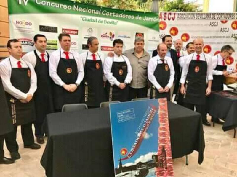 AMBIGÚ DE LA ASOCIACIÓN  HERMANAMIENTOS DE LOS PUEBLOS DEL MUNDO EN EL CONCURSO NACIONAL DE CORTADORES de JAMON EN SEVILLA