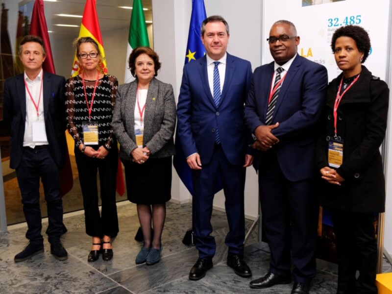 El Alcalde de Sevilla mantiene encuentros con una treintena de municipios de todo el mundo en el Foro Global