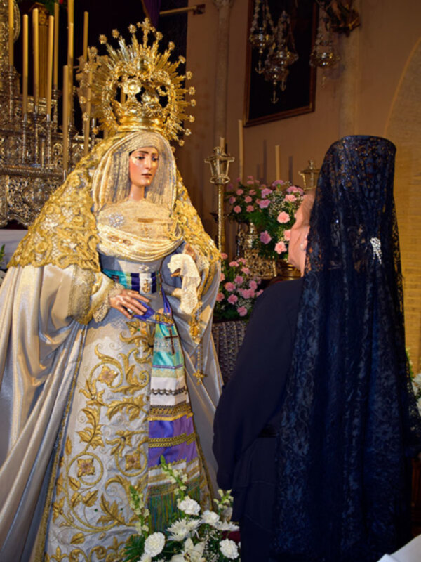 Alcalá del Río Besó las manos de su Esperanza.