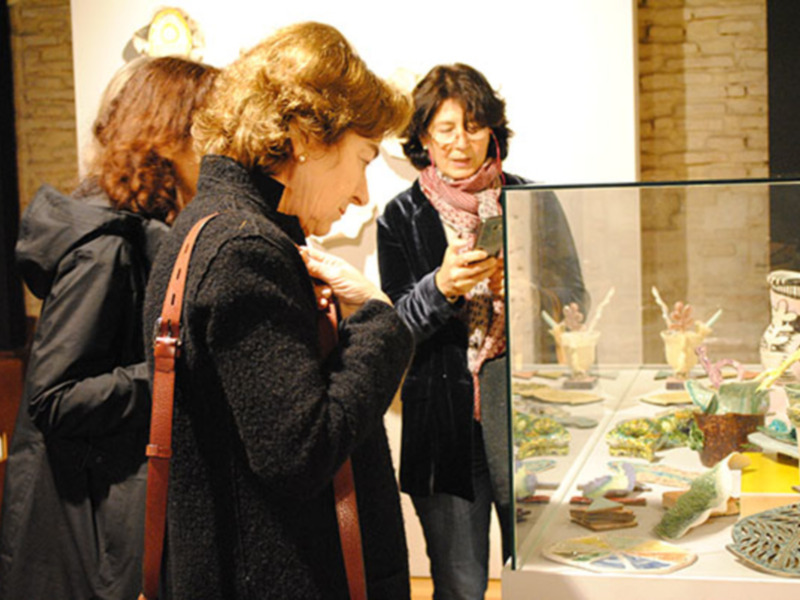 Inauguración de la exposición 'Concha Ybarra, el barro como juego'.